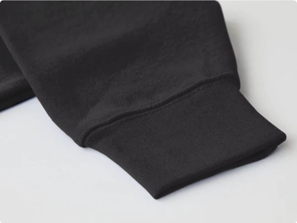 Melns pieaugušo džemperis ar kapuci